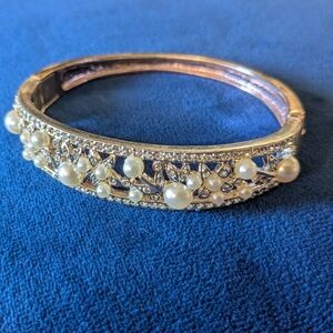 Silver Pearl clapper Bracelet magnetic clasp